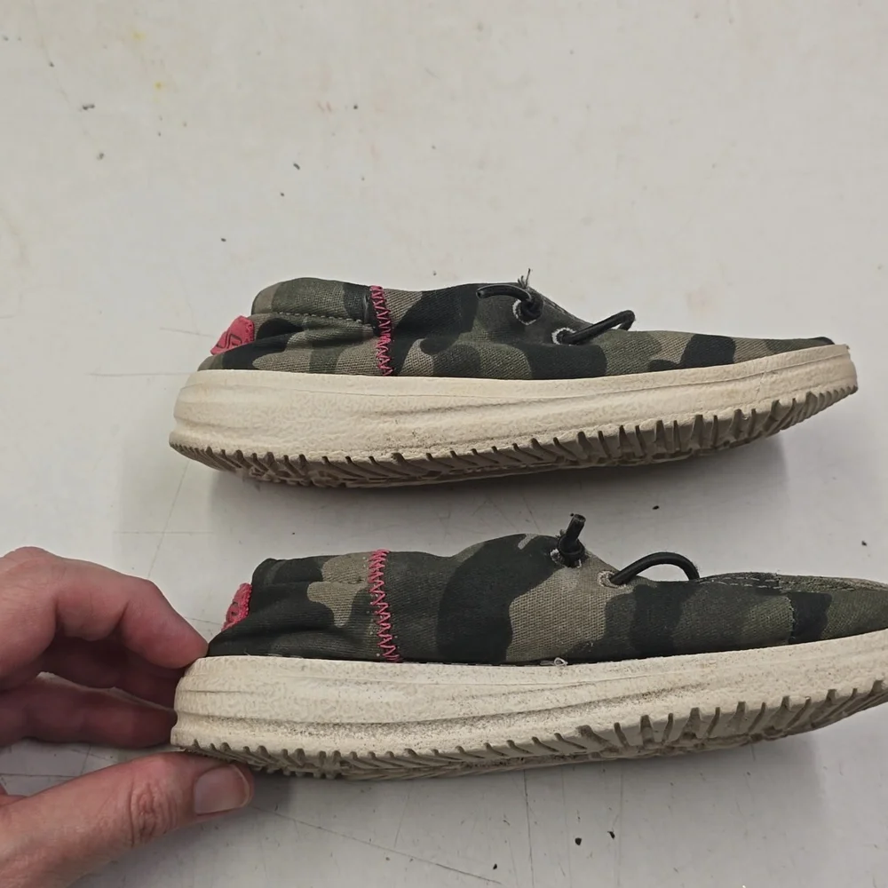 Hey Dude Kids‎ Camouflage with Pink Accents Size 9